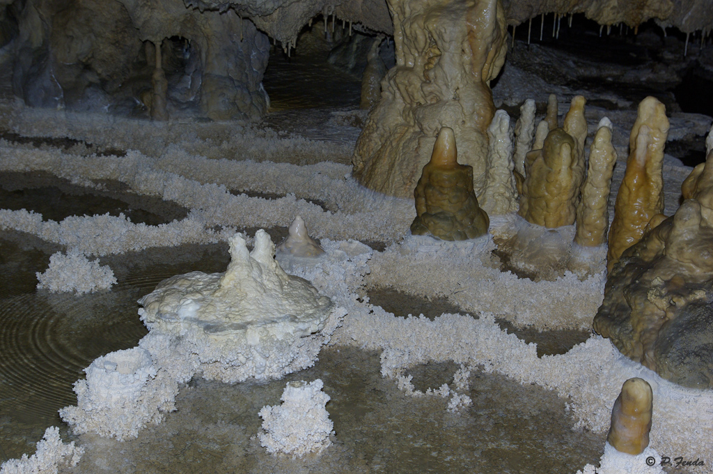 obrázok jaskýň a jazier